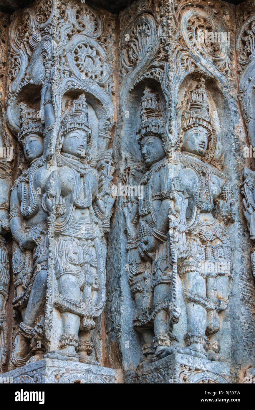 Halebidu, Karnataka, Inde - Novembre 2, 2013 : Hoysaleswara temple de Shiva. Des statues d'angle Gros plan sur le côté de la structure du temple en pierre bleutée Banque D'Images