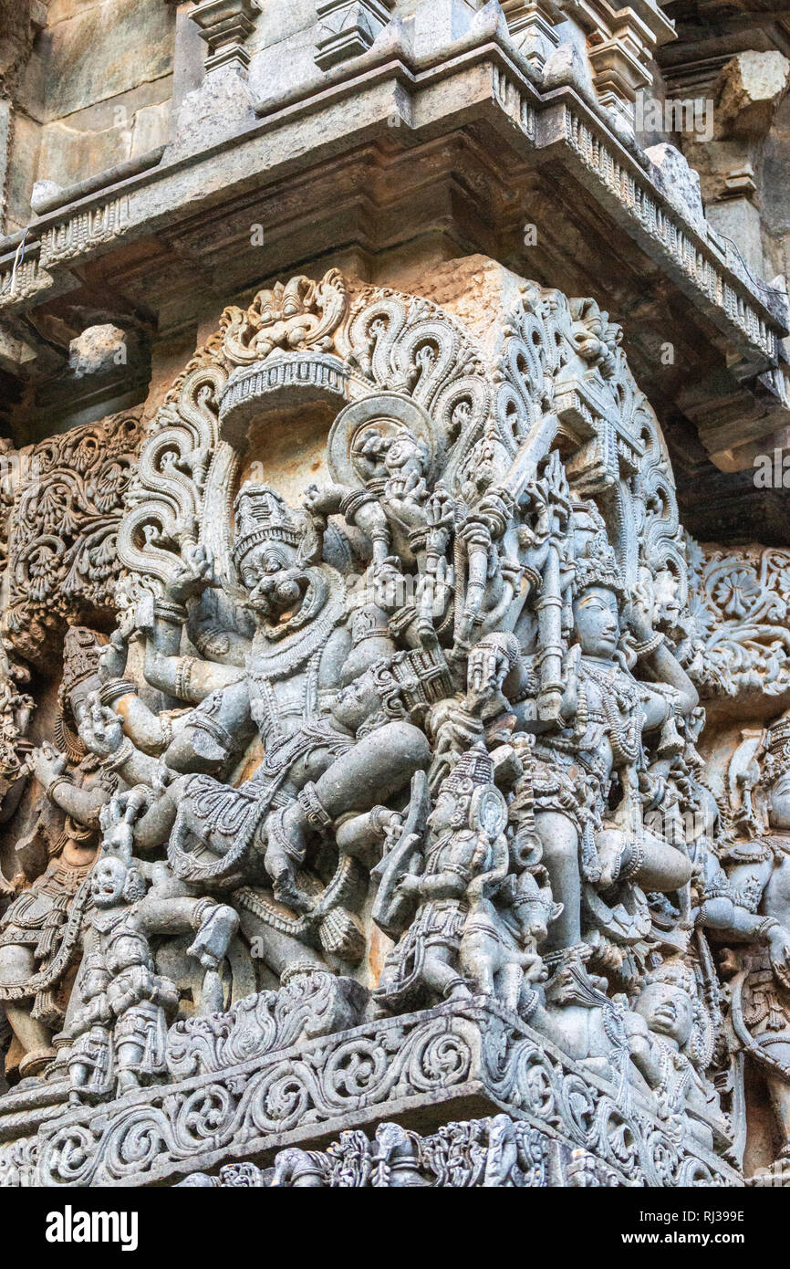 Halebidu, Karnataka, Inde - Novembre 2, 2013 : Hoysaleswara temple de Shiva. Statue d'angle sur le côté du sanctuaire principal, où l'Narasiṃha, Avatar de Vishnu, Banque D'Images