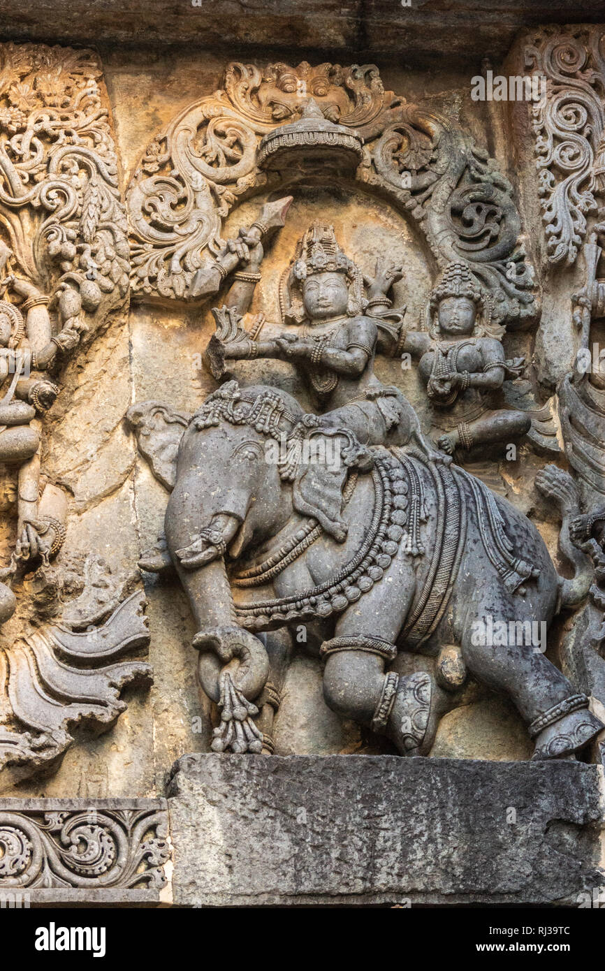 Halebidu, Karnataka, Inde - Novembre 2, 2013 : Hoysaleswara temple de Shiva. Statue de Gros plan sur le côté du sanctuaire principal, où le Seigneur Shiva et Devi Pa Banque D'Images