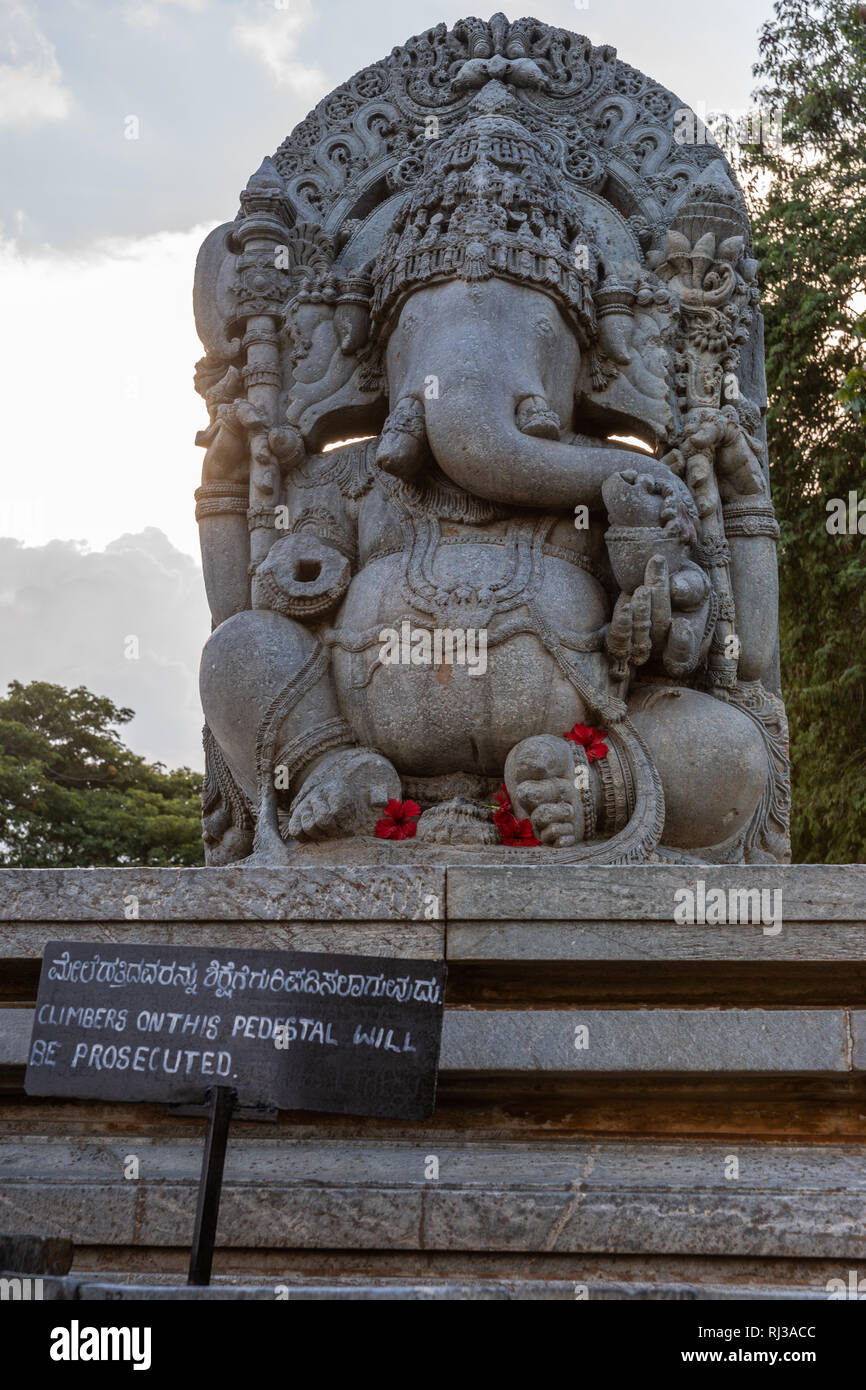 Halebidu, Karnataka, Inde - Novembre 2, 2013 : Hoysaleswara temple de Shiva. Pierre grise énorme statue Ganesha sur socle massif contre un ciel crépusculaire Banque D'Images