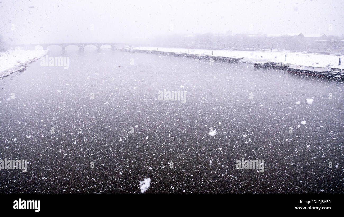 Altstadt, Dresde 2019: C'est neigement! De grands flocons de neige blancs survolent la rivière Elbe et Albertbrücke. (Extrait de Carolabraücke) Banque D'Images