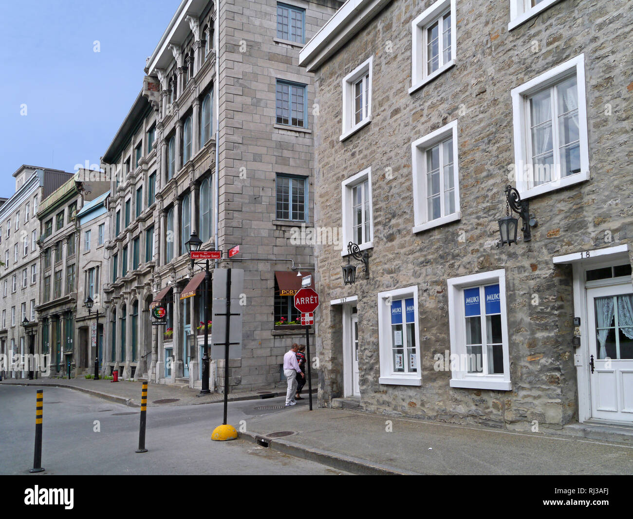 Montréal - Mai 2013 : les bâtiments commerciaux et les entrepôts du vieux port de Montréal ont été restaurés et utilisés pour les cafés et galeries d'art. Banque D'Images