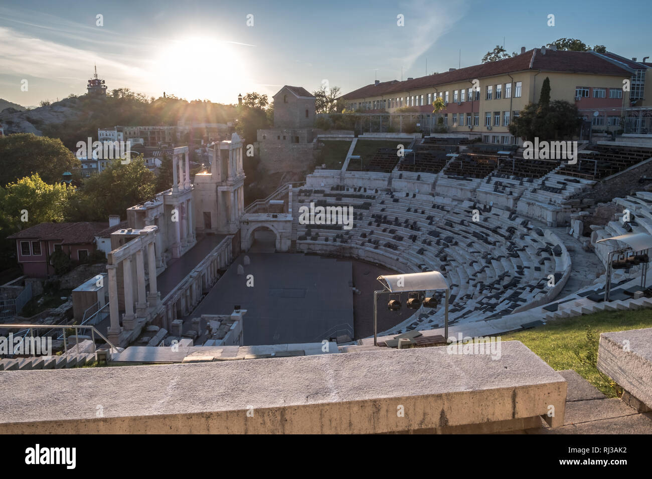 Avec coucher de soleil sur l'horizon, les rayons de lumière faible de colonnes du stade romain de Plovdiv. Il est toujours utilisé pour des spectacles avec padding pour s'asseoir sur du marbre Banque D'Images