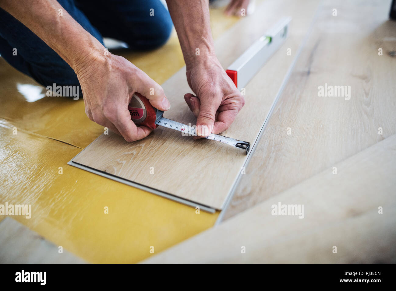 Un portrait of senior man pose plancher en vinyle, un nouveau concept d'accueil. Banque D'Images
