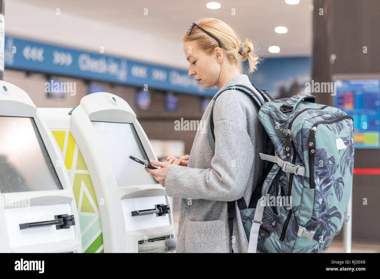 Self service boarding pass Banque de photographies et d'images à haute  résolution - Alamy