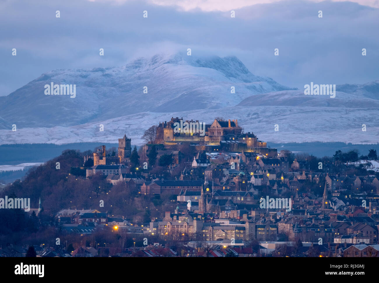 Le Château de Stirling et ville de Stirling au crépuscule avec la montagne enneigée (Stuc a Chroin ) à distance Banque D'Images