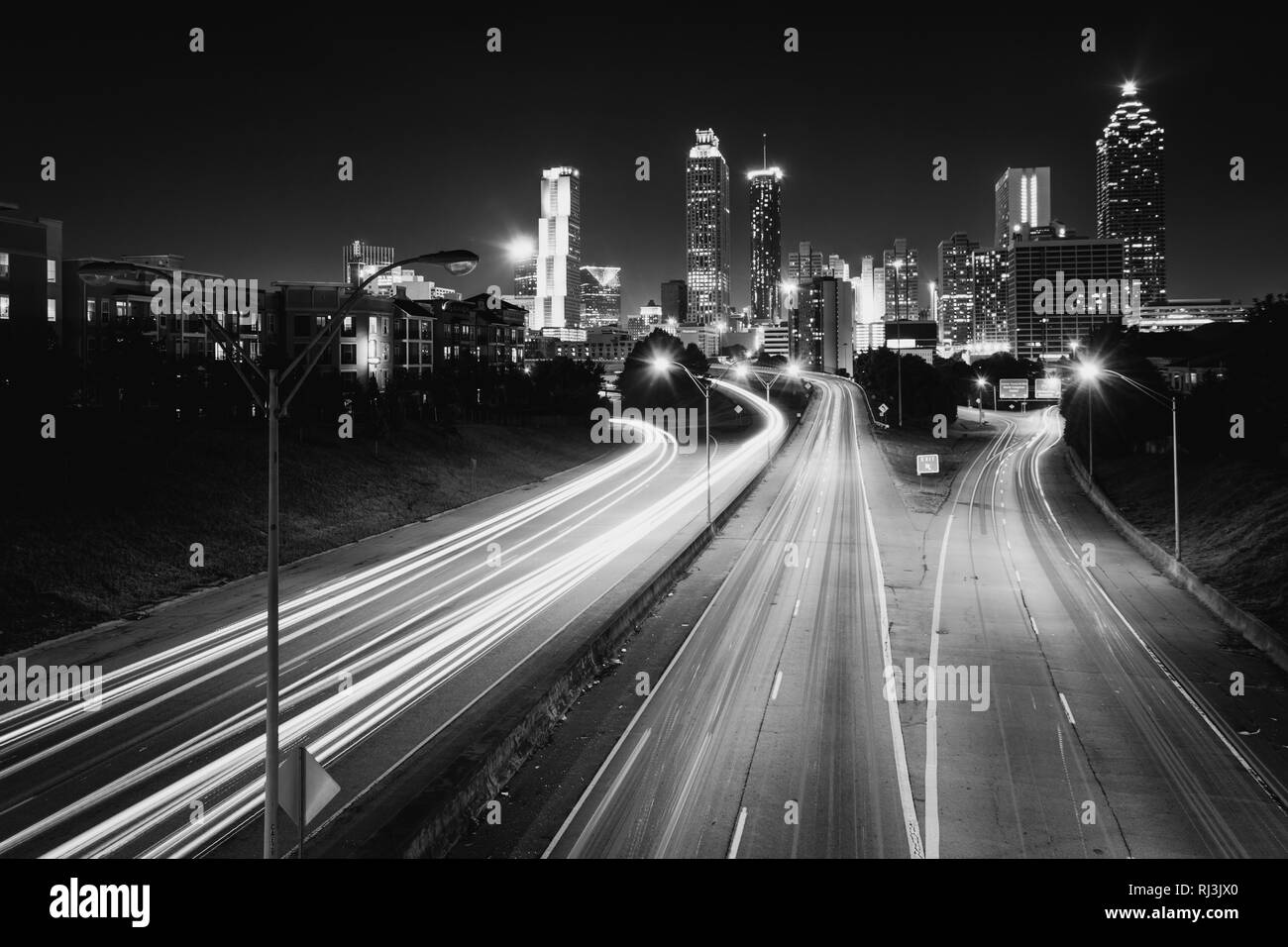 Sur la liberté de circulation et la promenade Atlanta skyline at night, vu depuis le pont de la rue Jackson à Atlanta, Géorgie. Banque D'Images