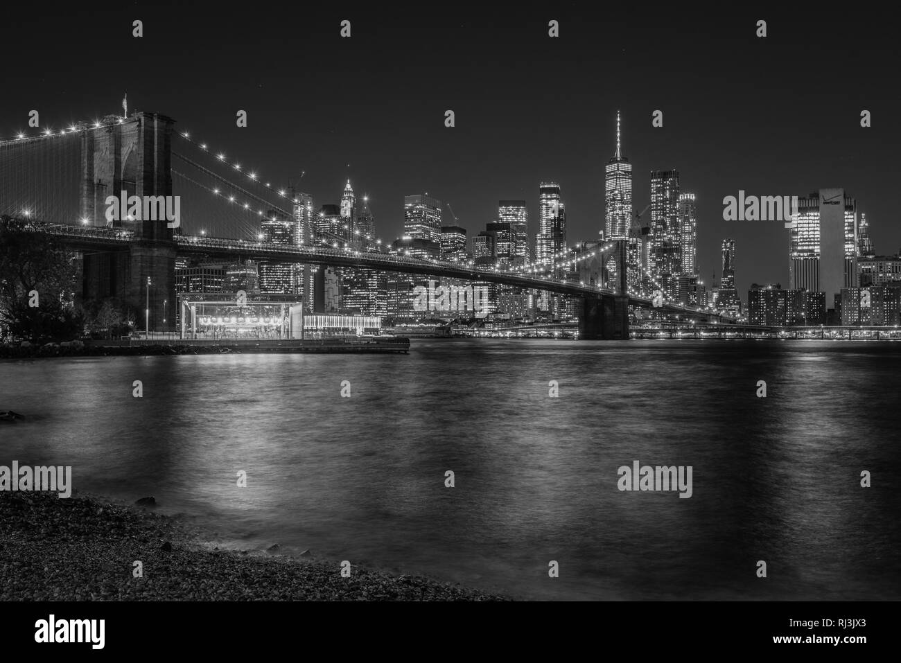 Le Pont de Brooklyn et Manhattan skyline at night, de DUMBO, Brooklyn, New York City Banque D'Images