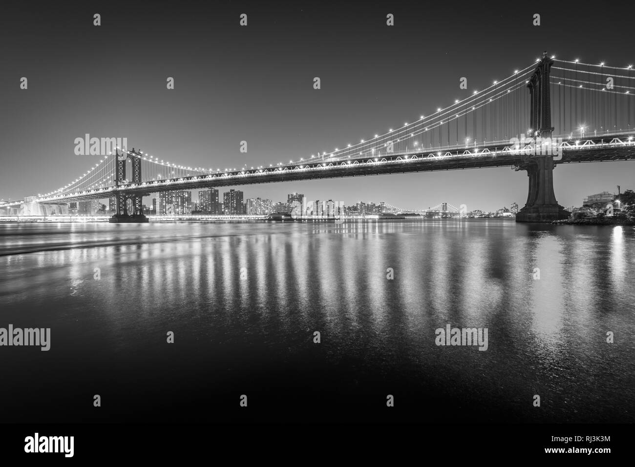 Le Manhattan Bridge at night, vu depuis le pont de Brooklyn Park, à Brooklyn, New York. Banque D'Images
