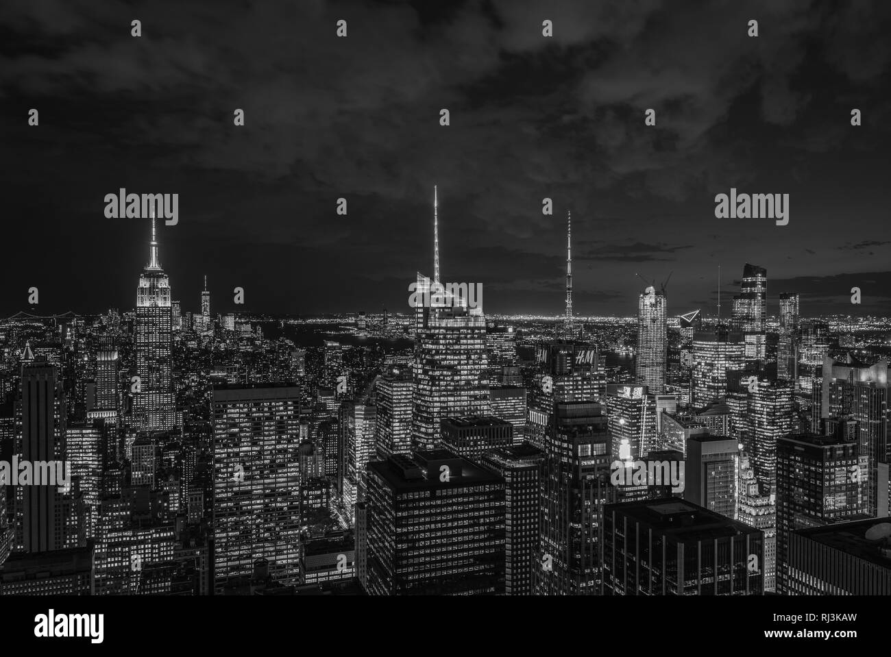 L'Empire State Building et Manhattan skyline at night, à New York City Banque D'Images