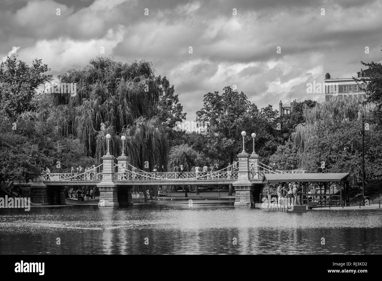 Pont sur le lac, dans le jardin public, à Boston, Massachusetts. Banque D'Images