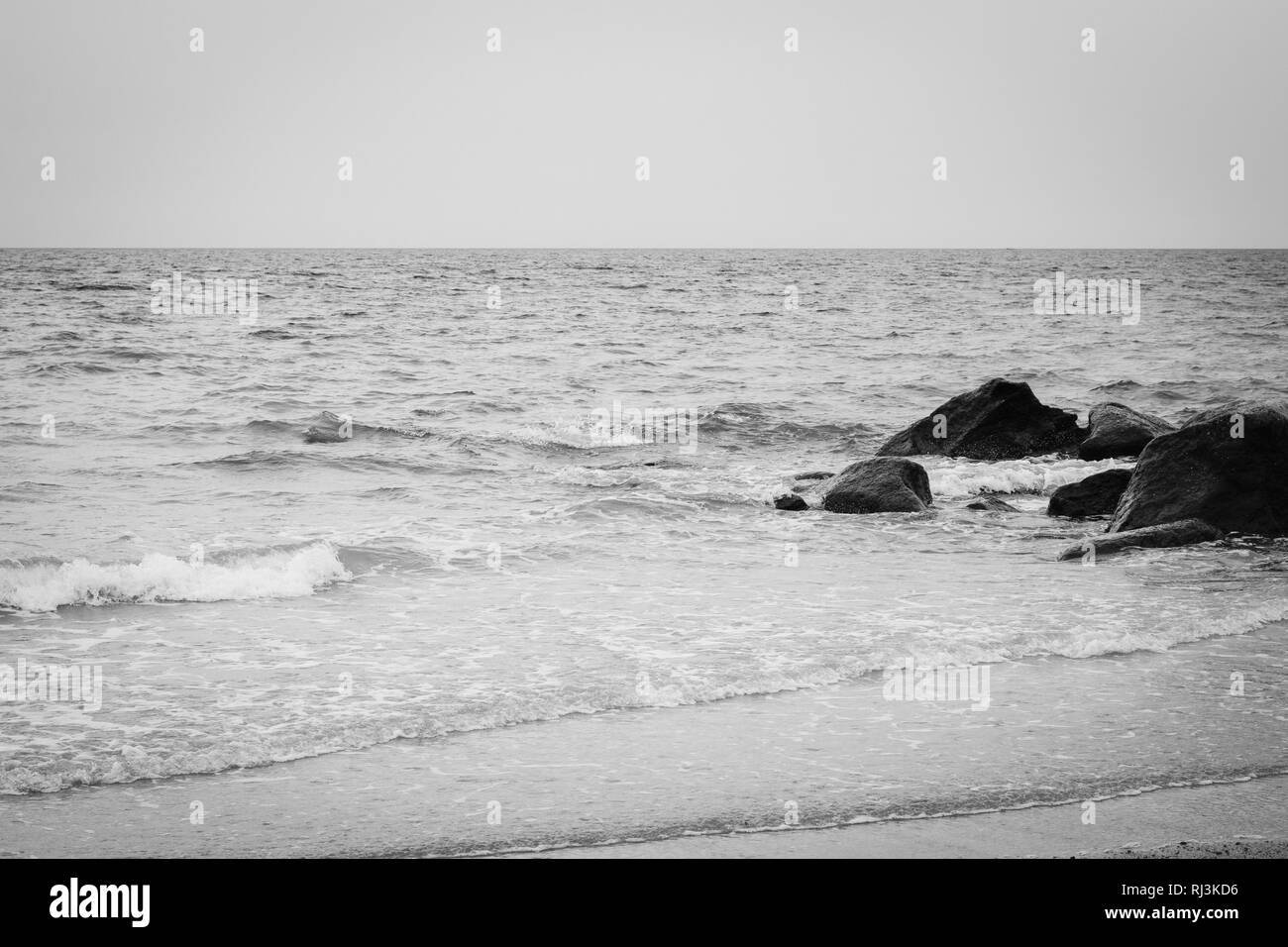 Rochers dans l'océan Atlantique à Town Beach, à Sandwich, Cape Cod, Massachusetts. Banque D'Images