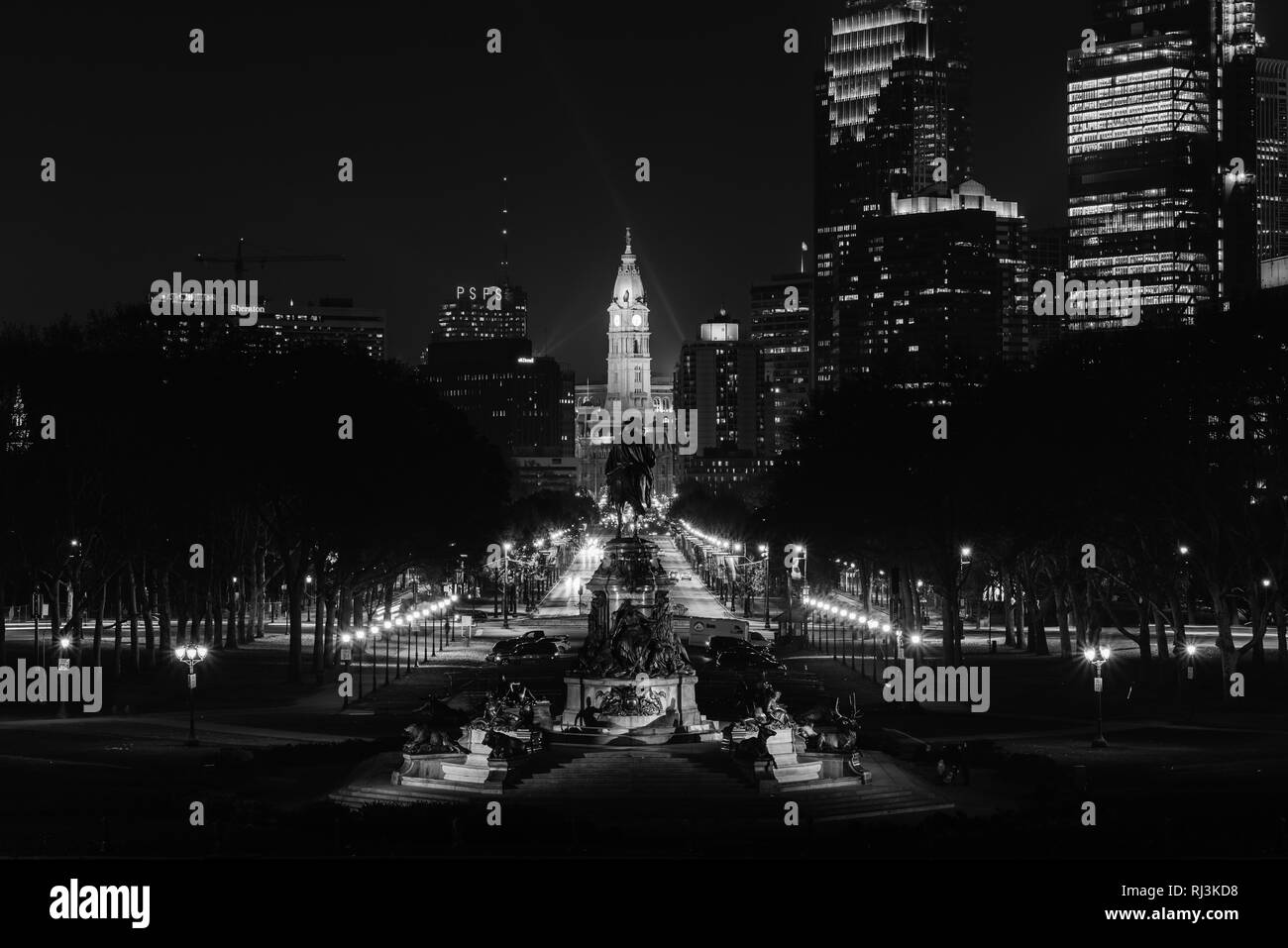 Vue de l'ovale et le Philadelphia skyline at night à partir de l'Art Museum Étapes de Philadelphie, Pennsylvanie. Banque D'Images