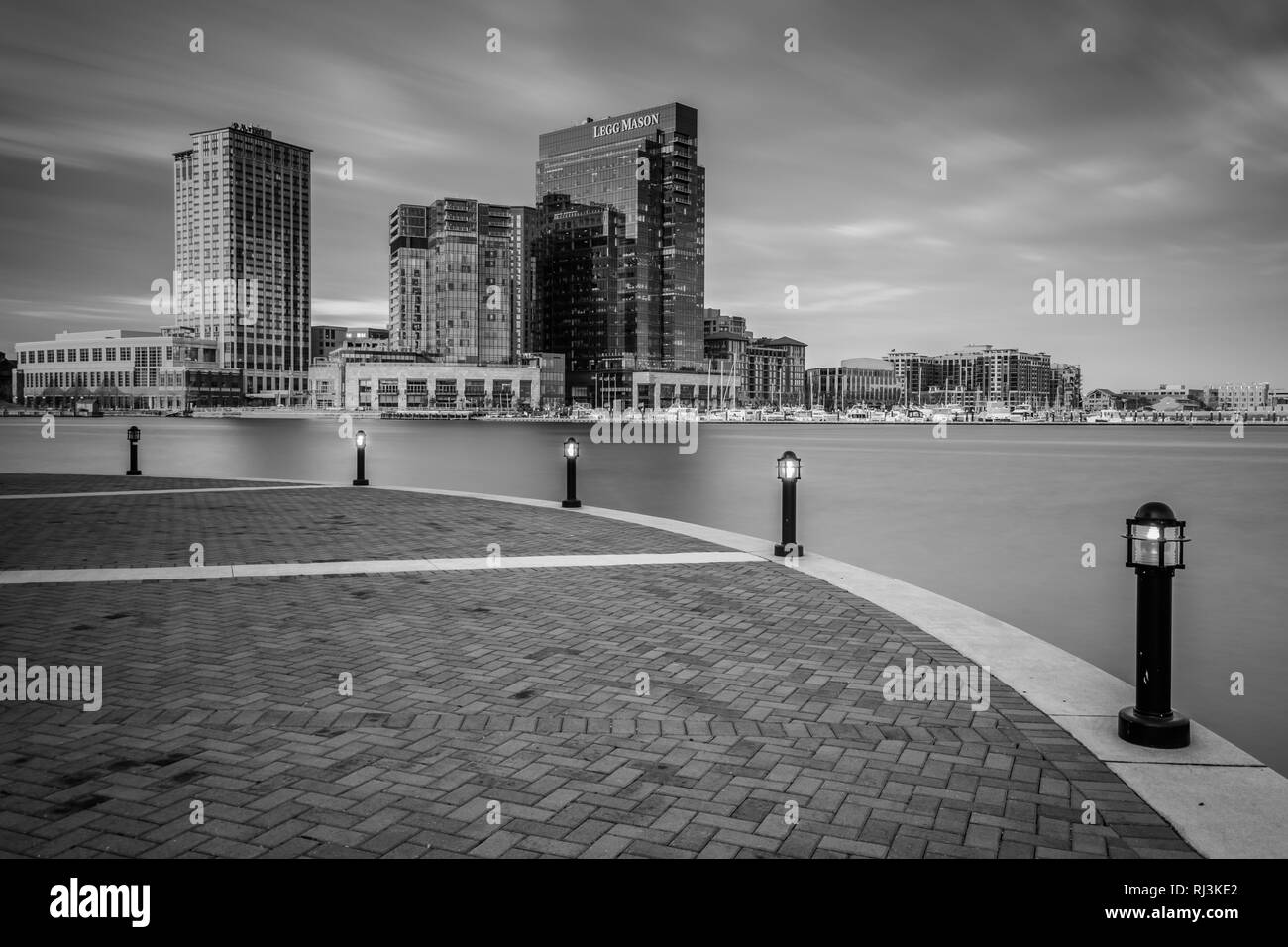 Une longue exposition de gratte-ciel à Harbour East, vu de la promenade du bord de mer au port intérieur, à Baltimore, Maryland. Banque D'Images
