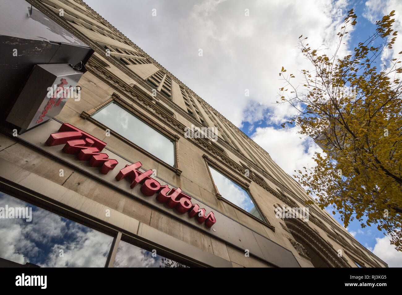 Montréal, Canada - le 7 novembre 2018 : le logo de Tim Hortons en face de l'un de leurs restaurants à Montréal, Québec. Tim Hortons est un café et restauration rapide peut Banque D'Images
