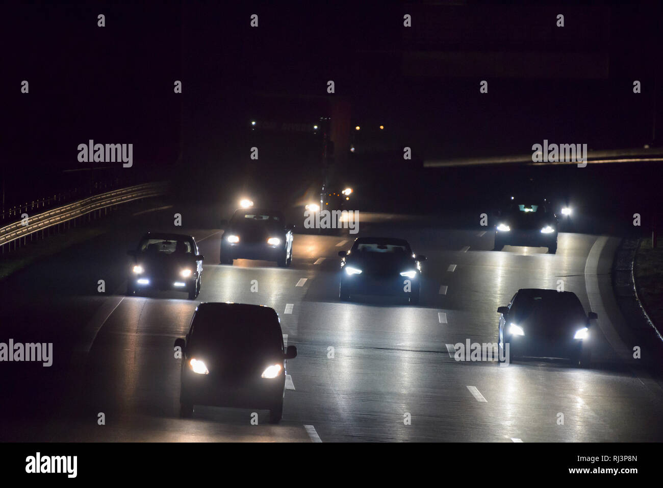 La circulation sur l'autoroute la nuit, Allemagne Banque D'Images