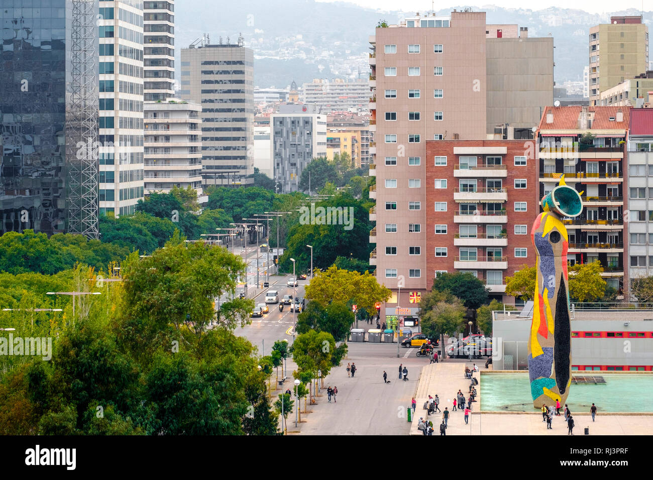 Sculpture Dona i Ocell à Barcelone, Espagne. Cette sculpture, conçu par le célèbre Joan Miro, préside le parc qui porte le nom de l'artiste Banque D'Images