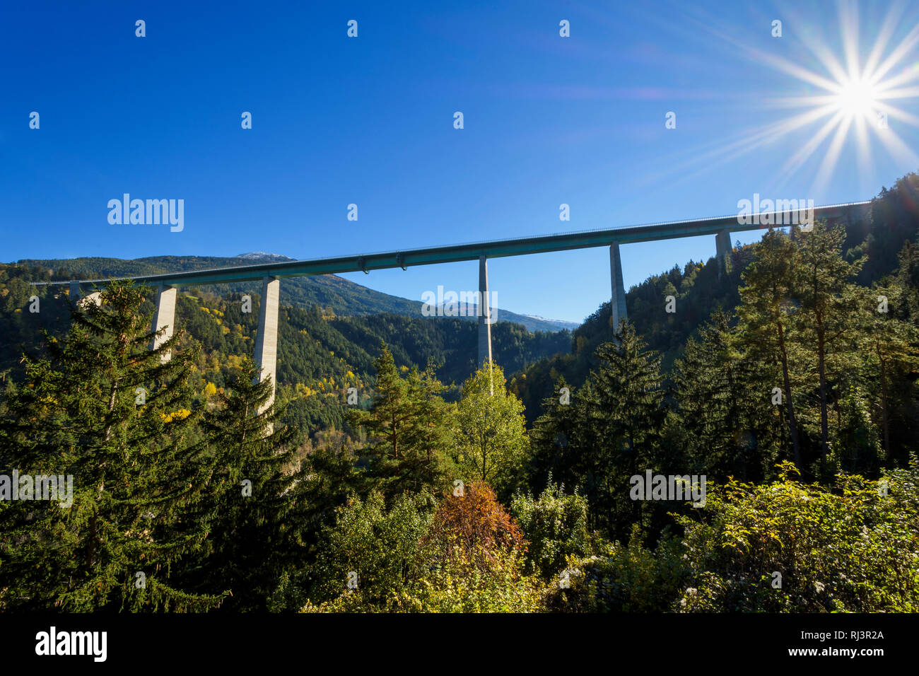 Pont de l'Europe avec l'autoroute du Brenner, sun A 13, Wipptal, Patsch, Schoenberg, Tirol, Autriche Banque D'Images