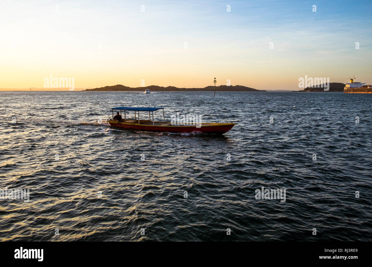 Coucher de soleil dans la baie de Todos los Santos à Salvador de Bahia au Brésil Banque D'Images