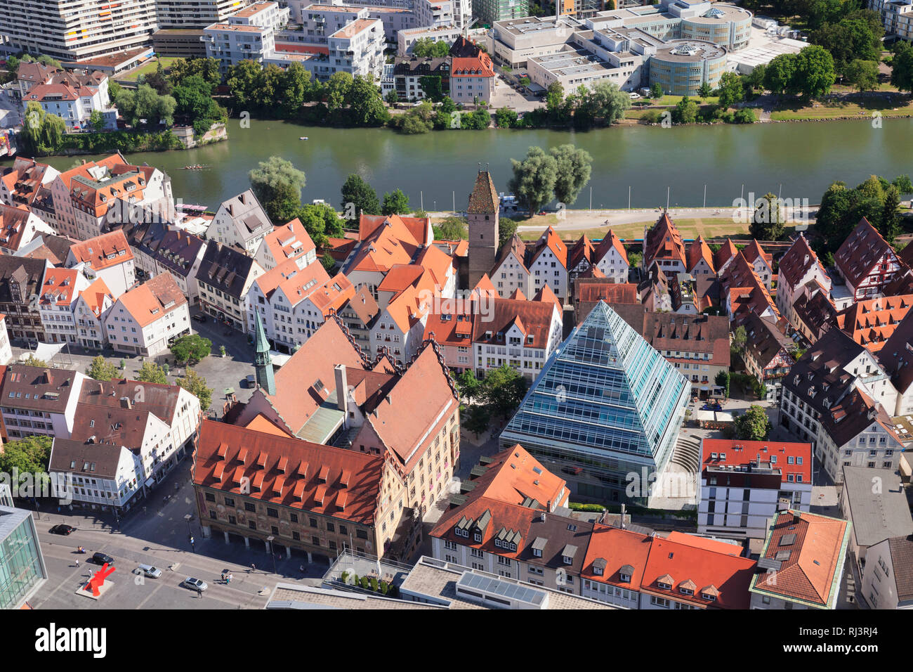Blick vom Ulmer Münster auf die Altstadt mit Rathaus, Bibliothèque Centrale dans Glaspyramide und Neu-Ulm, Ulm an der Donau, Bade-Wurtemberg, Allemagne Banque D'Images