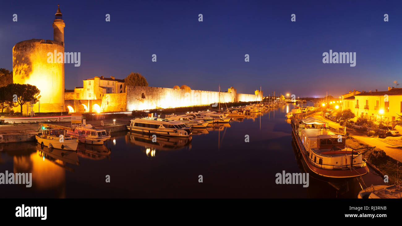 Tour de Constance und Stadtmauer, Aigues Mortes, Camargue, petit ministère Gard, Languedoc-Roussillon, Südfrankreich, Frankreich Banque D'Images