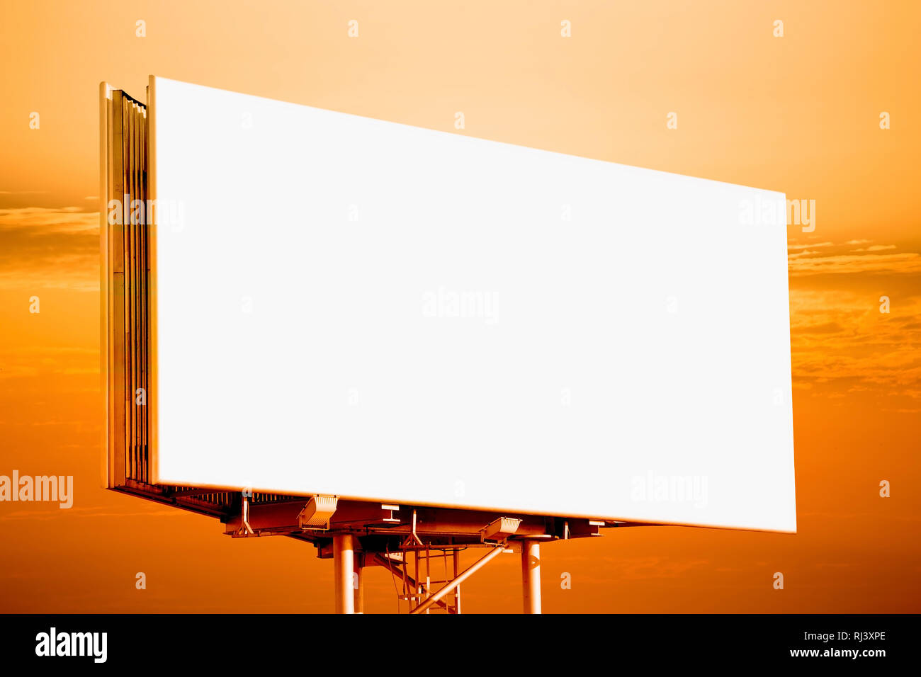Blank billboard sur le coucher du soleil Banque D'Images