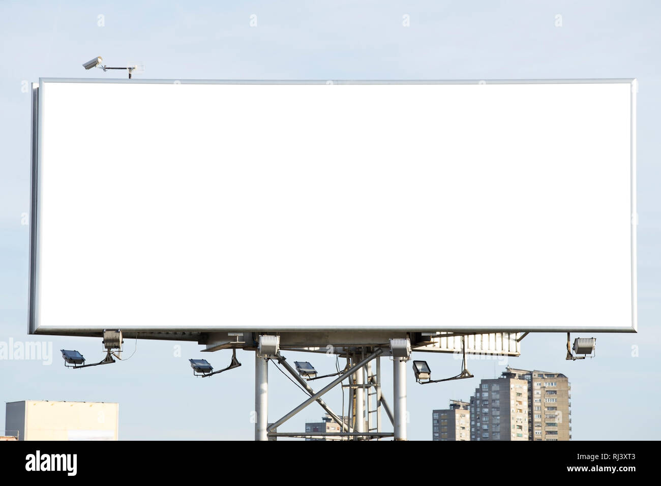 Blank billboard plus d'un ciel bleu Banque D'Images