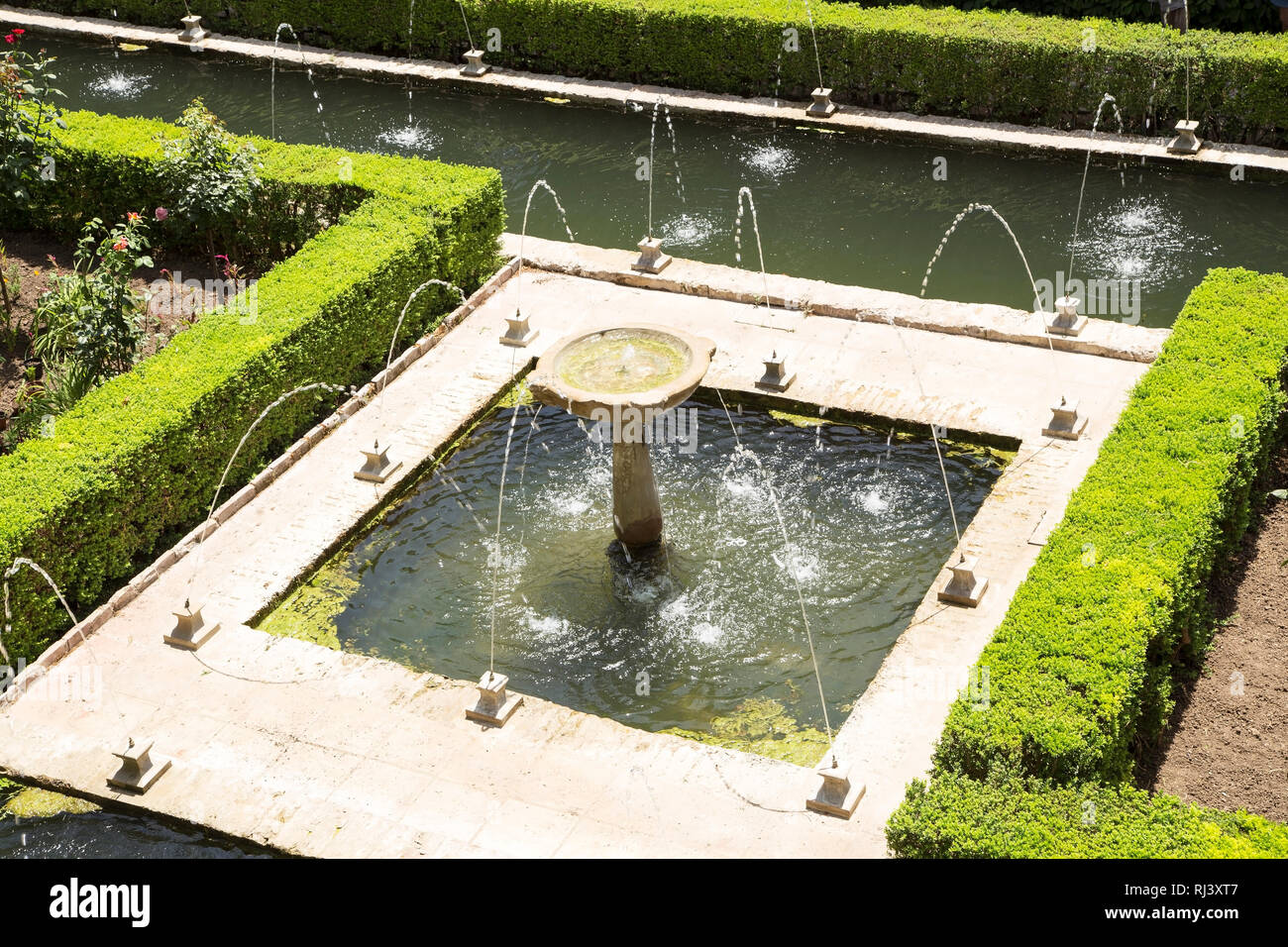 Alchambra avec les belles fontaines de jardin Banque D'Images