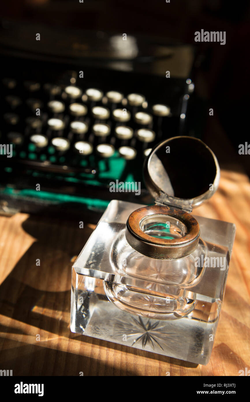 Encrier en cristal antique et une machine à écrire Banque D'Images