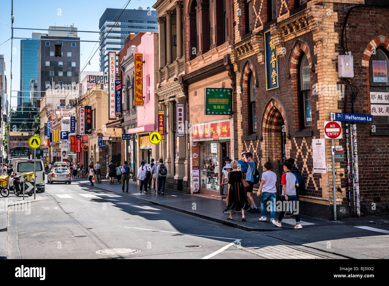 3e janvier 2019, Melbourne, Australie : People walking in Chinatown Little Bourke Street, avec des magasins à Melbourne, Australie Banque D'Images