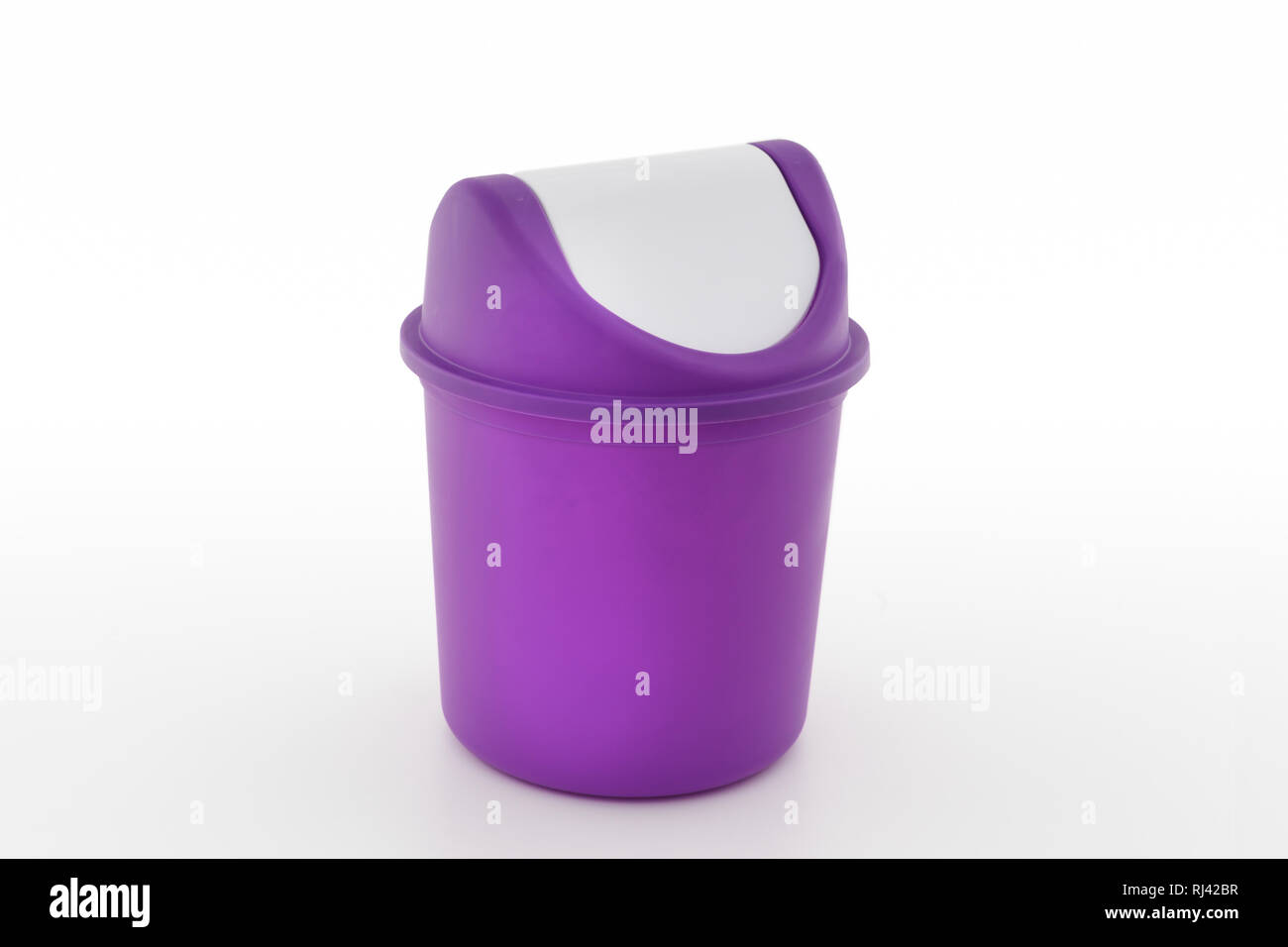 Violet corbeille isolé sur fond blanc Banque D'Images