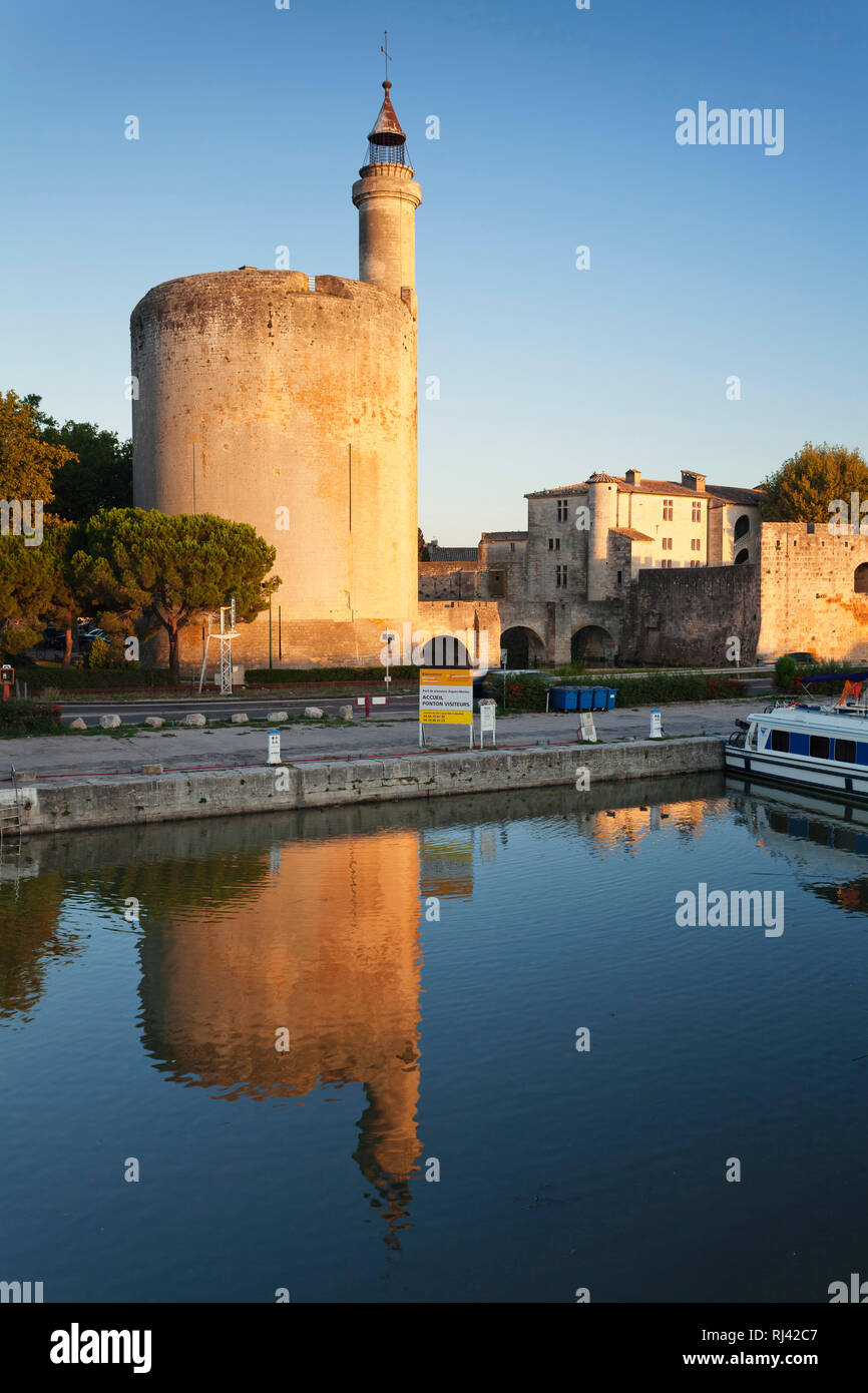 Tour de Constance bei Sonnenuntergang, Aigues Mortes, Camargue, petit ministère Gard, Languedoc-Roussillon, Südfrankreich, Frankreich Banque D'Images