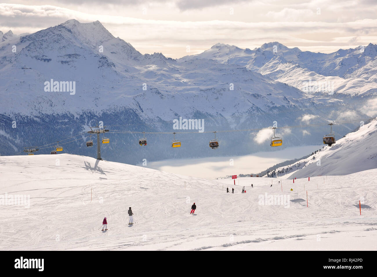 Schweiz, Graub'nden, Engadine, Sankt Moritz, Corviglia, Skipiste, Skifahrer, Bergspitzen, hiver, Banque D'Images