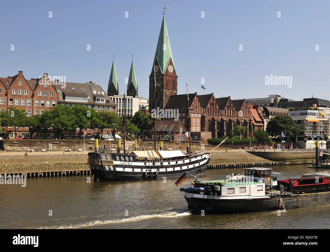 Deutschland, Freie Hansestadt Bremen, Weserufer mit Blick auf St.-Martini-Kirche, Sankt Martin, 14. Jahrhundert, Schiffsanleger, Banque D'Images