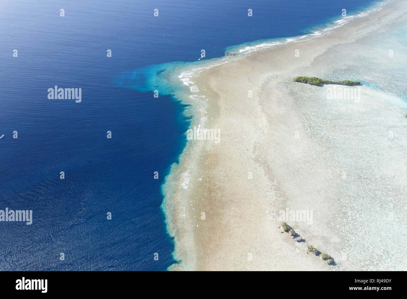 Vue aérienne de la côte et des hauts-fonds des récifs coralliens dans le Pacifique sud Banque D'Images