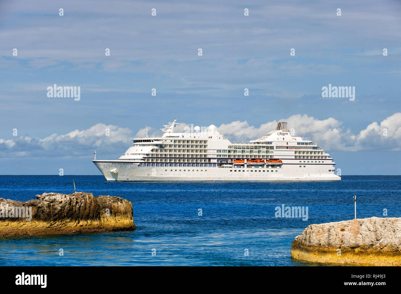 Great Stirrup Cay, Bahamas-January 08, 2016 : grand navire de croisière de luxe Seven Seas Navigator ancrée en mer près de Great Stirrup Cay, Bahamas Banque D'Images