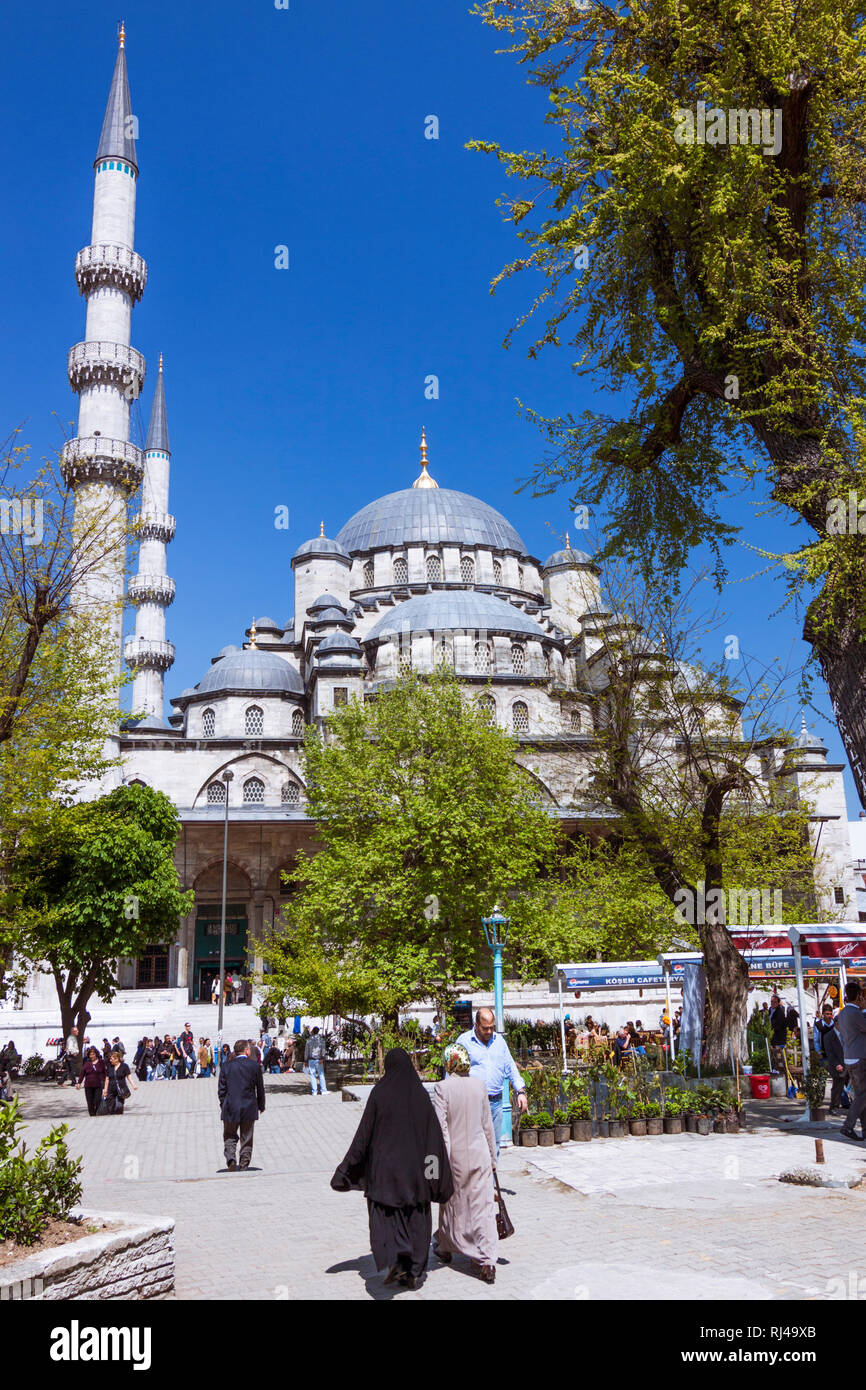 Istanbul, Turquie : Les gens passent devant la nouvelle mosquée (Yeni Camii) construit entre 1660 et 1665, une mosquée impériale ottomane dans le quartier d'Eminönü, sur la Banque D'Images