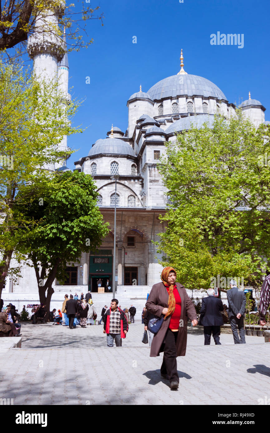 Istanbul, Turquie : Les gens passent devant la nouvelle mosquée (Yeni Camii) construit entre 1660 et 1665, une mosquée impériale ottomane dans le quartier d'Eminönü, sur la Banque D'Images