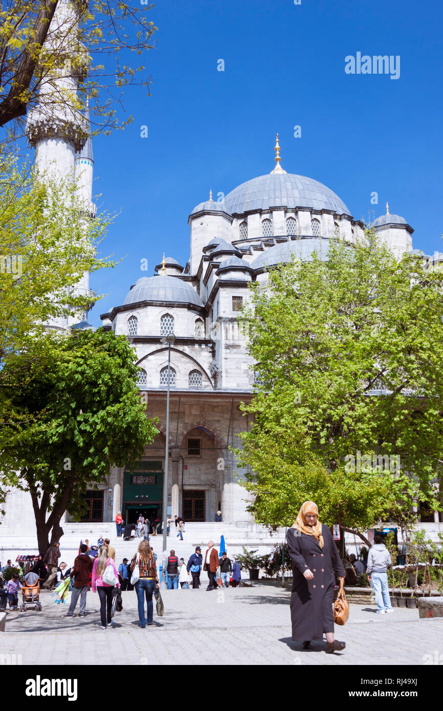 Istanbul, Turquie : Les gens passent devant la nouvelle mosquée (Yeni Camii) construit entre 1660 et 1665, une mosquée impériale ottomane dans le quartier d'Eminönü, sur la Banque D'Images