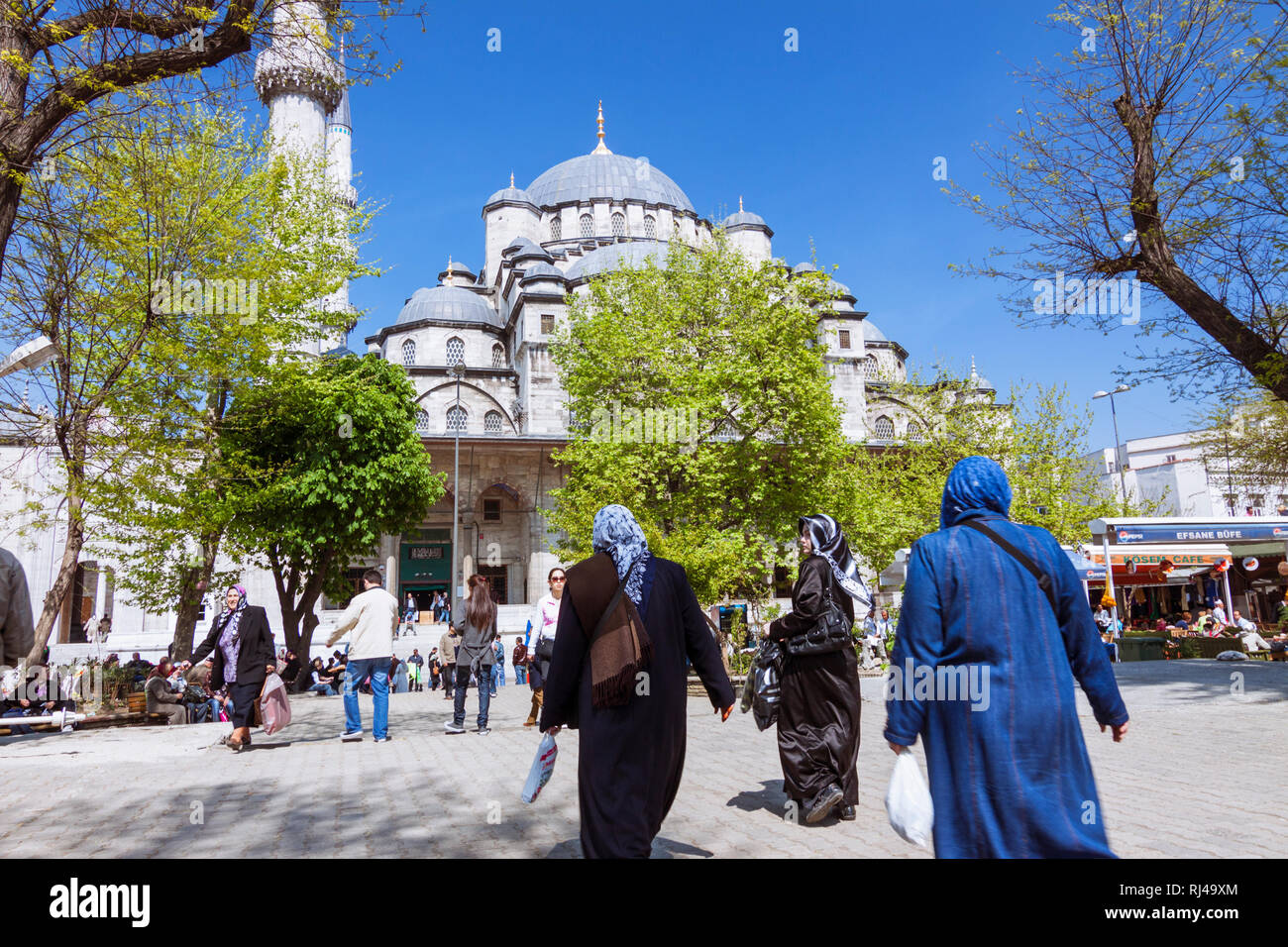 Istanbul, Turquie : Les gens passent devant la nouvelle mosquée (Yeni Camii) construit entre 1660 et 1665, une mosquée impériale ottomane dans le quartier d'Eminönü, sur la Banque D'Images