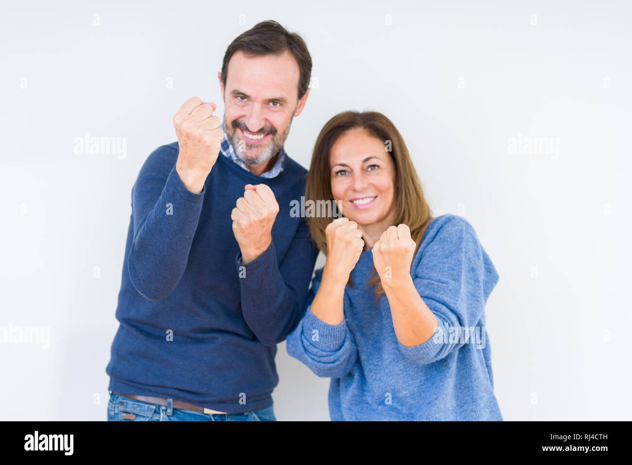 Beau Couple D Age Moyen De L Amour Sur Fond Isole Pret A Combattre Avec Fist Geste De Defense En Colere Et Contrarie Face Peur De Probleme Photo Stock Alamy