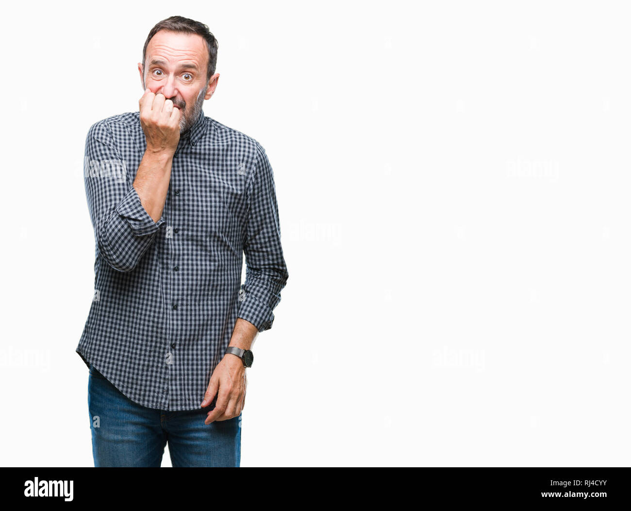L'âge moyen des cadres supérieurs des homme sur fond isolé à souligné et nerveux avec les mains sur la bouche de mordre les ongles. Problème d'anxiété. Banque D'Images