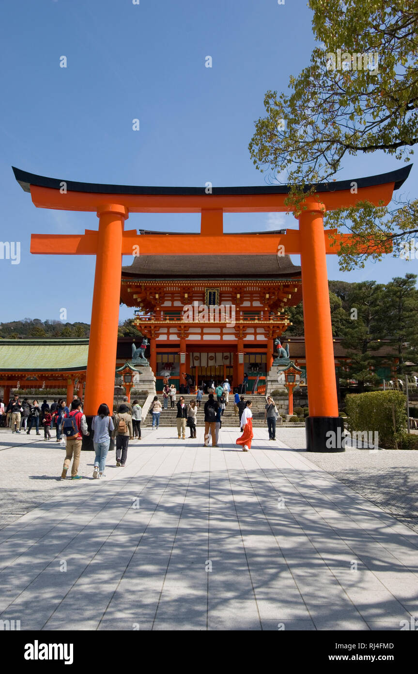 Torii, porte principale du sanctuaire, sanctuaire Fushimi Inari, Kyoto, Japon, les touristes, Banque D'Images
