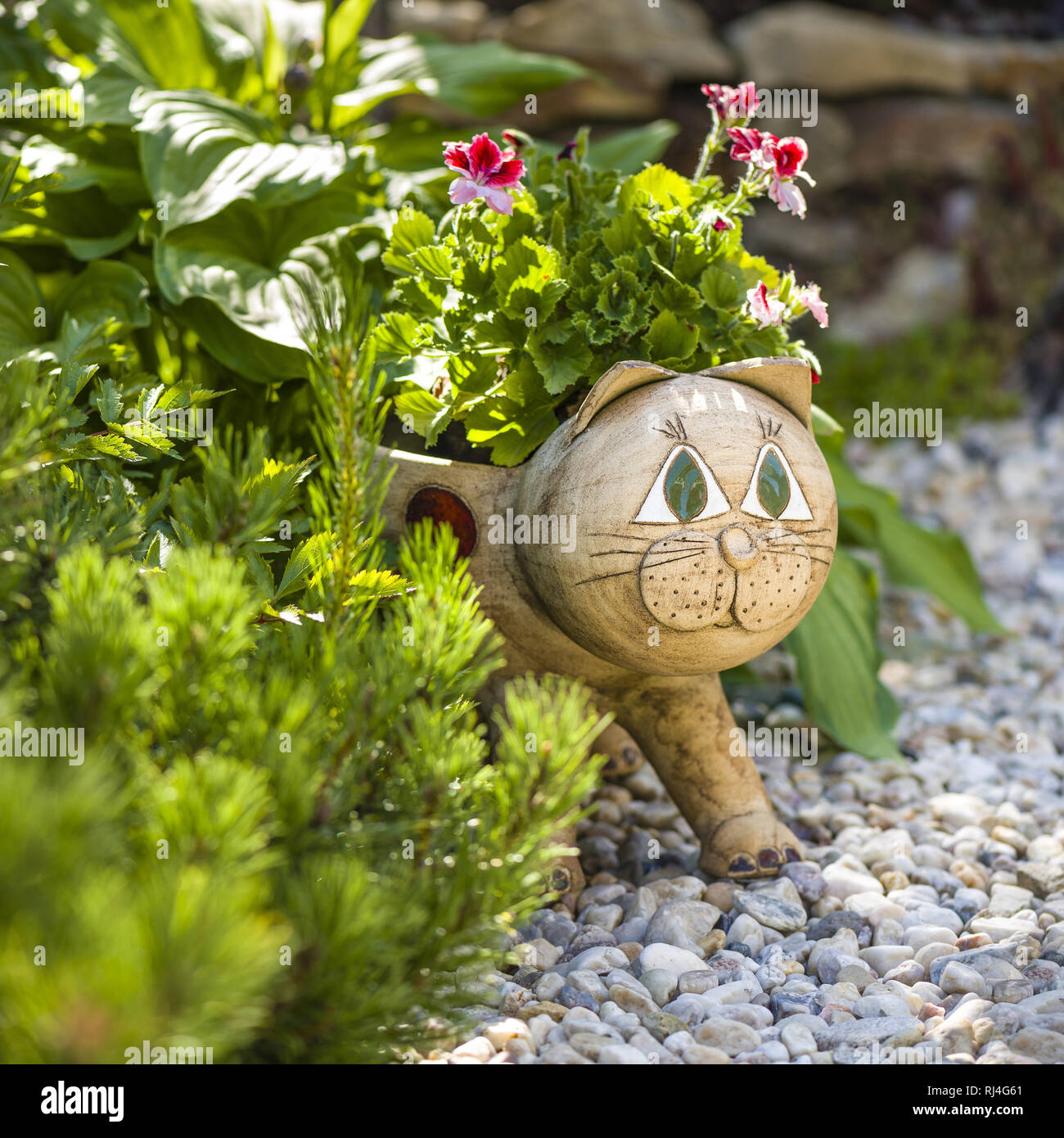 Statuette En Ceramique D Un Chat Pot De Fleur Dans Le Jardin De Verdure Photo Stock Alamy Statuette En Ceramique D Un Chat Pot De Fleur Dans Le Jardin De Verdure Photo Stock Alamy