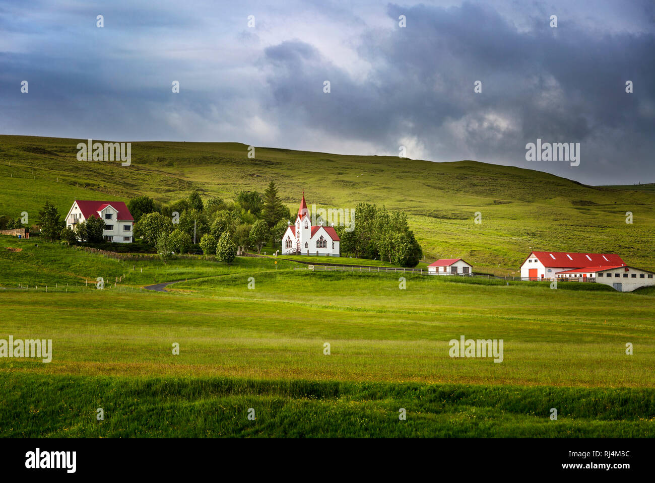 Ferme avec église près de Hvolsvollur, l'Islande, au sud-ouest de l'Islande, Golden Circle Tour Banque D'Images