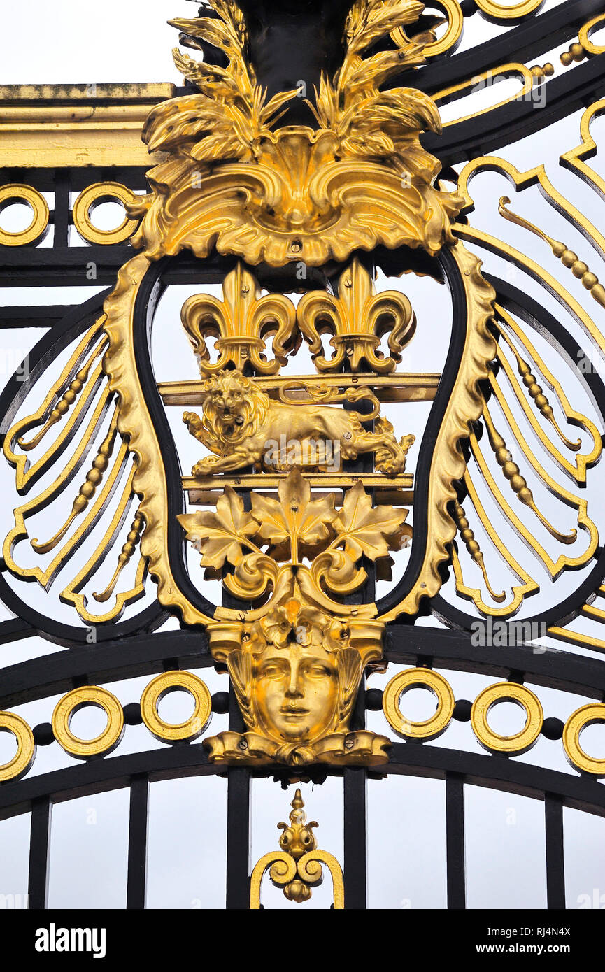 Königliches Wappen am Tor zum Palais de Buckingham à Londres Banque D'Images
