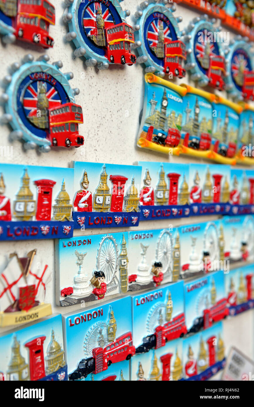 Englische Souvenirs, Kühlschrank-Magnete mit Motiven aus London Banque D'Images
