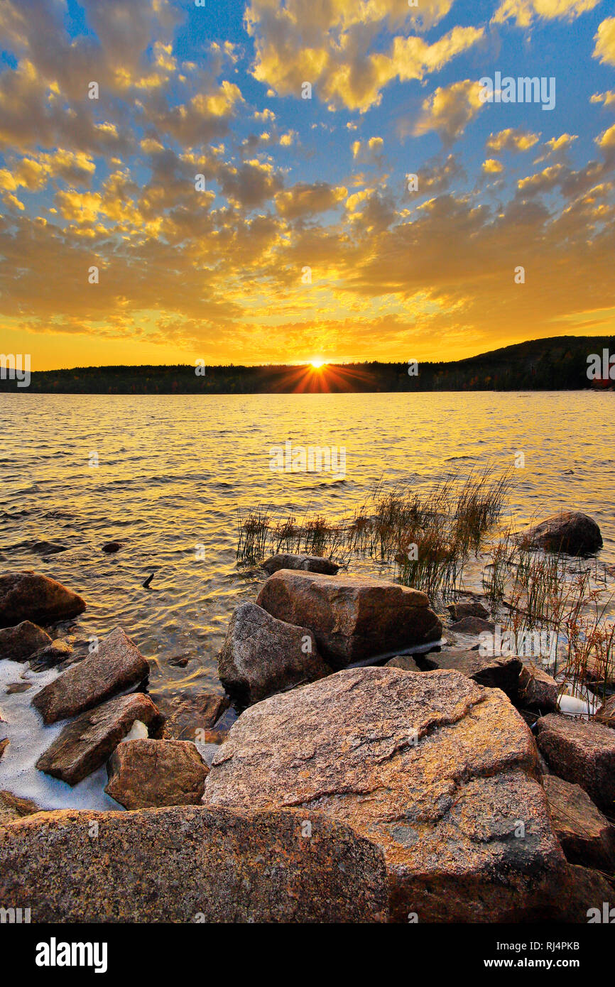 Le coucher du soleil, le lac Eagle, l'Acadia National Park, Maine, USA Banque D'Images