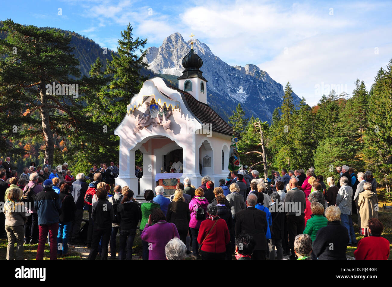 Deutschland, Bayern, Isartal, Lautersee, Kapelle, Wettersteinspitze, Herbst, Andacht, gl ?ubige Banque D'Images