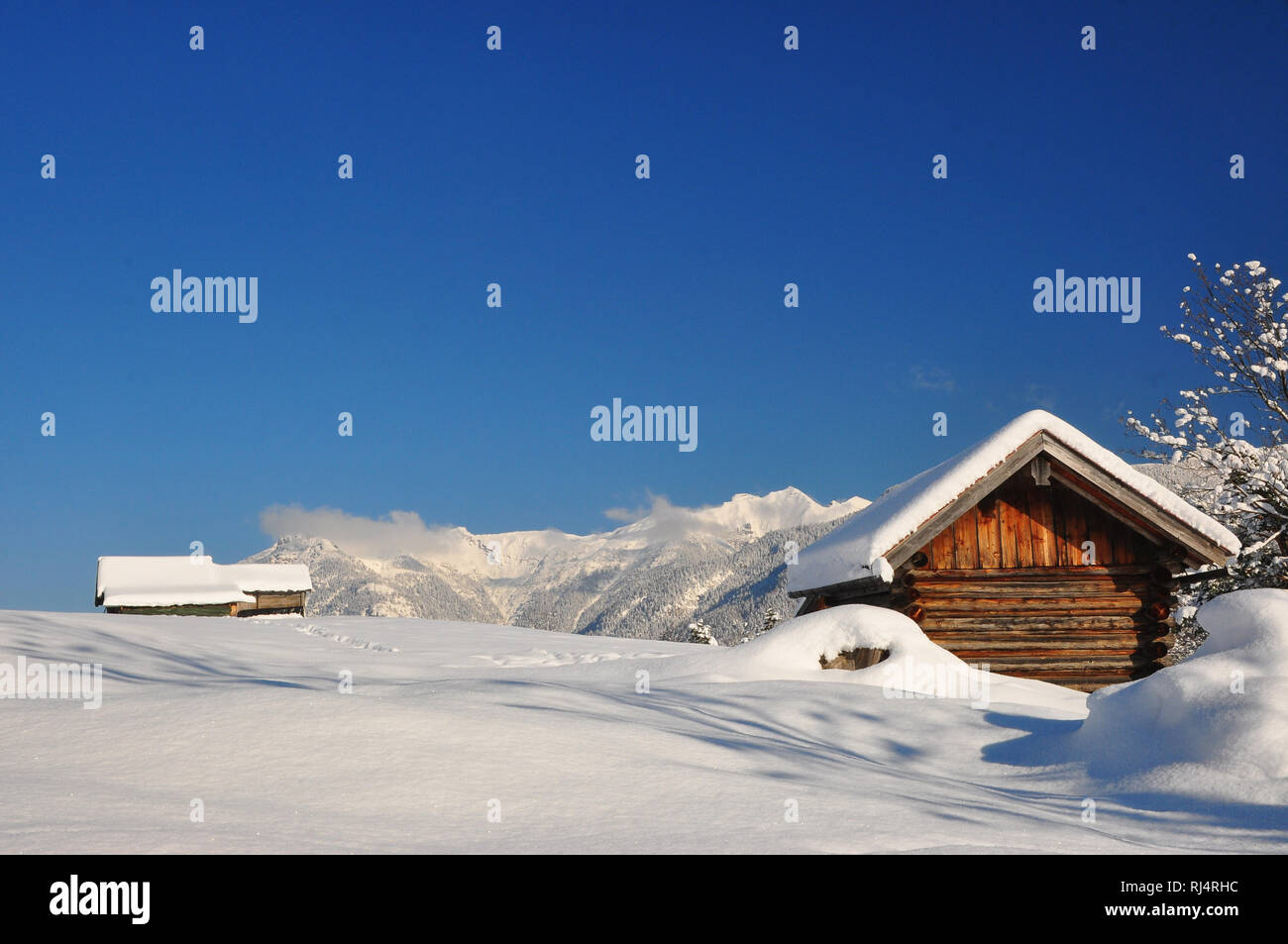 Deutschland, Bayern, Isartal, Mittenwald, Winterlandschaft, Kranzberg, Heustadel Banque D'Images